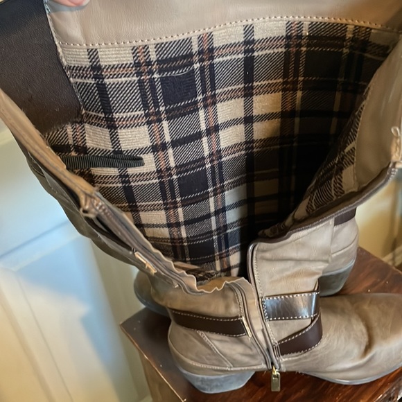 Beautiful tall boots! 9W - Picture 3 of 8